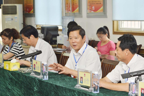 县委书记、县人大常委会主任冯兴振在大屯镇人大代表之家接待选民