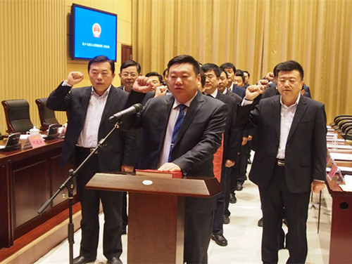 人大常委会第三次会议中新任命人员向宪法宣誓